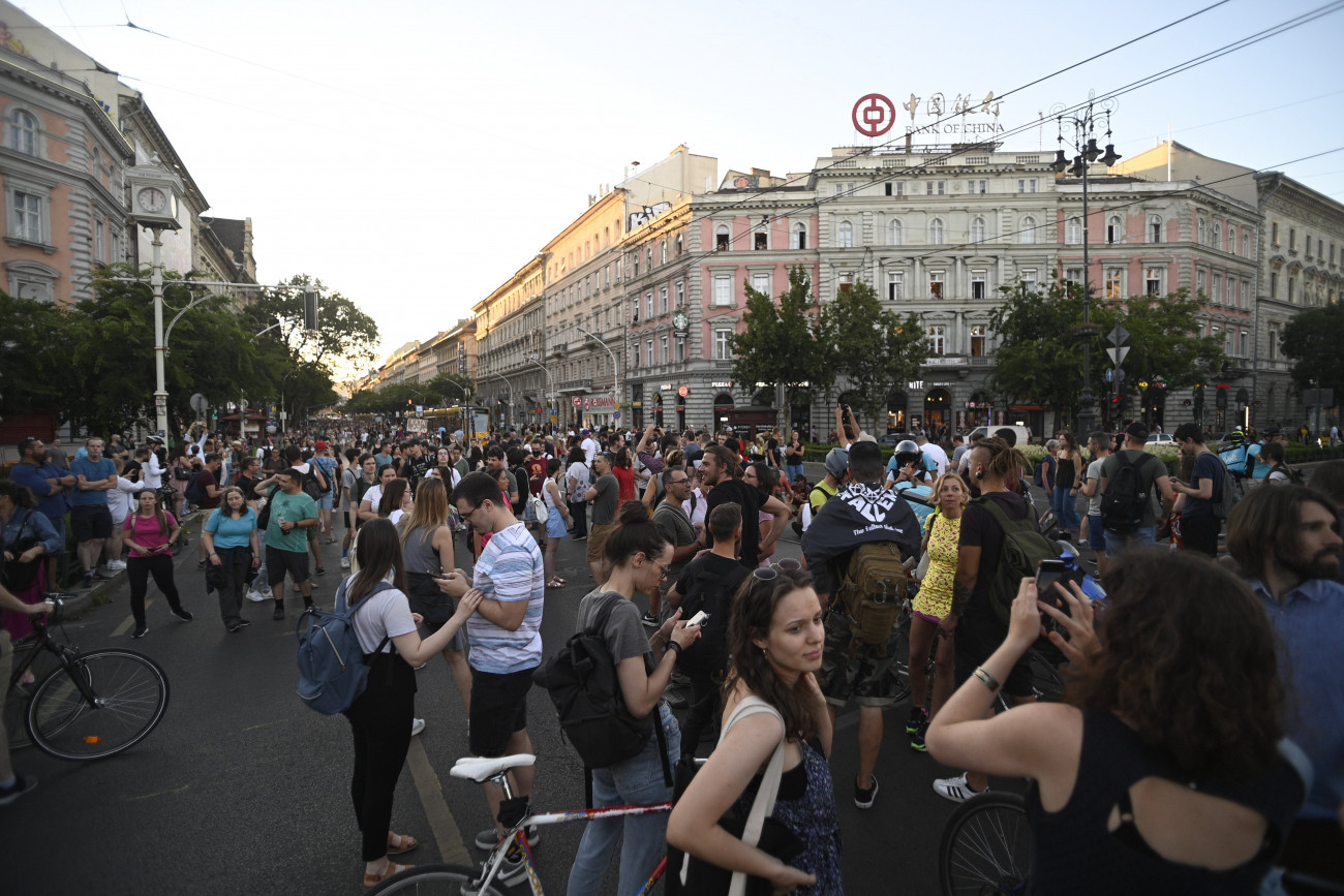 Budapest, 2022. július 13.
Résztvevők az Oktogonon a Momentum Mozgalom tüntetésén, amelyen a kisadózó vállalkozók tételes adója (kata) módosítása ellen tiltakoztak Budapesten 2022. július 13-án.
MTI/Balogh Zoltán