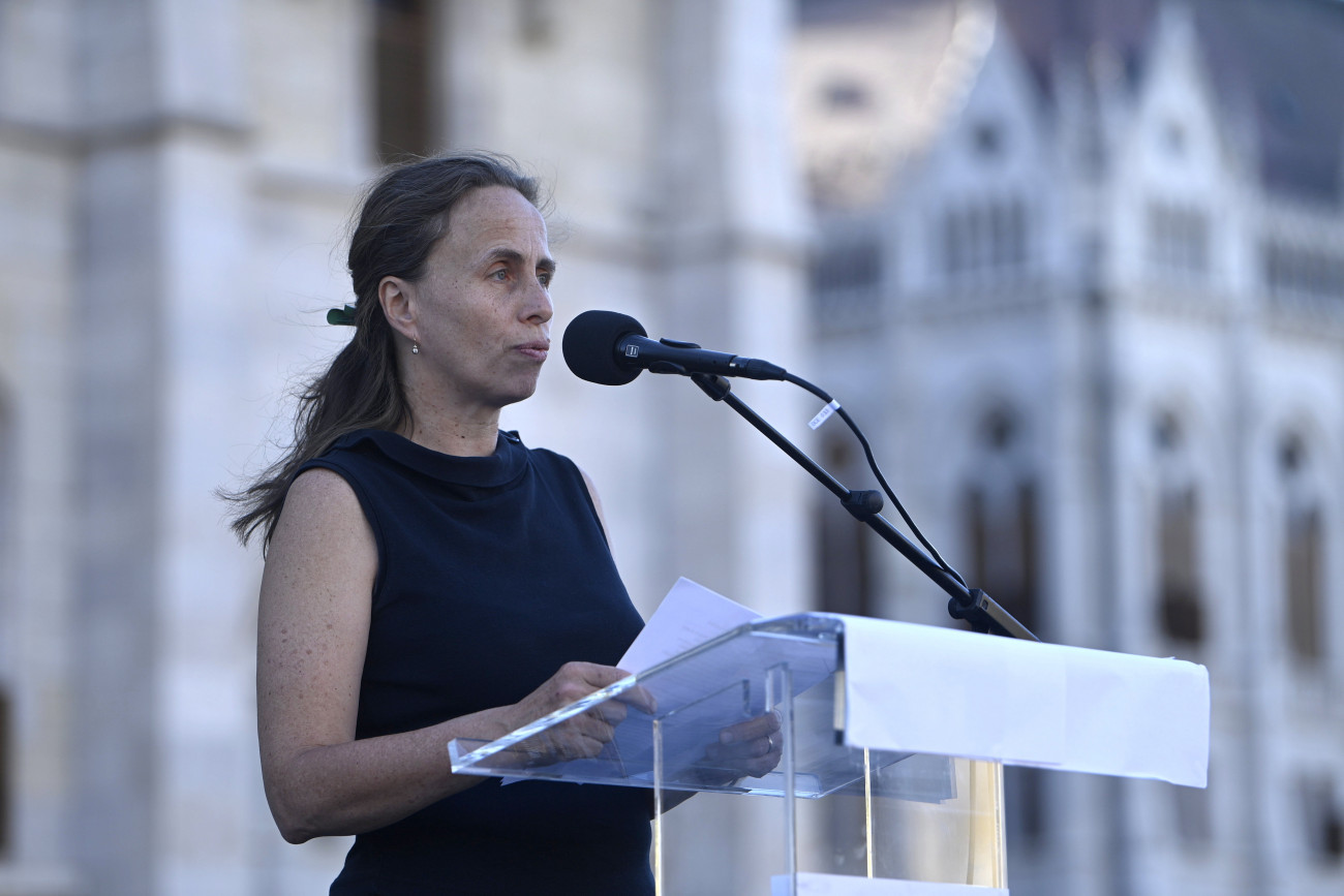 Budapest, 2022. július 13.
Tompa Andrea író felszólal a Momentum Mozgalom tüntetésén, amelyen a kisadózó vállalkozók tételes adója (kata) módosítása ellen tiltakoztak Budapesten, a Kossuth téren 2022. július 13-án.
MTI/Balogh Zoltán
