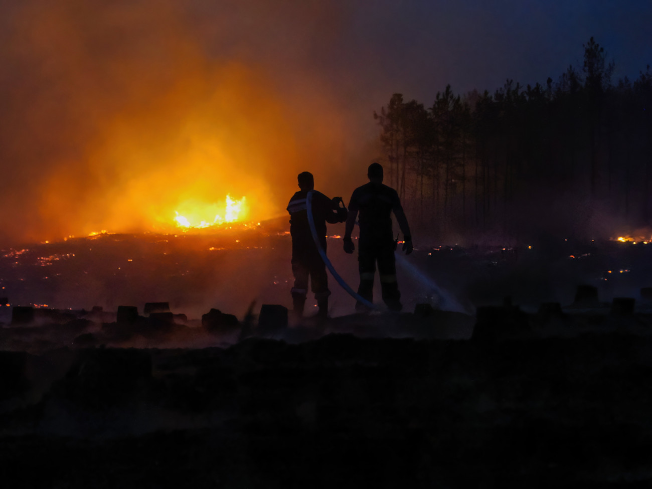 Soltszentimre, 2022. július 14.
Tűzoltók oltják 2022. július 13-án az Izsák és Soltszentimre közötti erdőben délután keletkezett tüzet. Mintegy ötven hektáron égett részben az aljnövényzet, részben a fák koronája. Személyi sérülésről nem érkezett információ.
MTI/Donka Ferenc