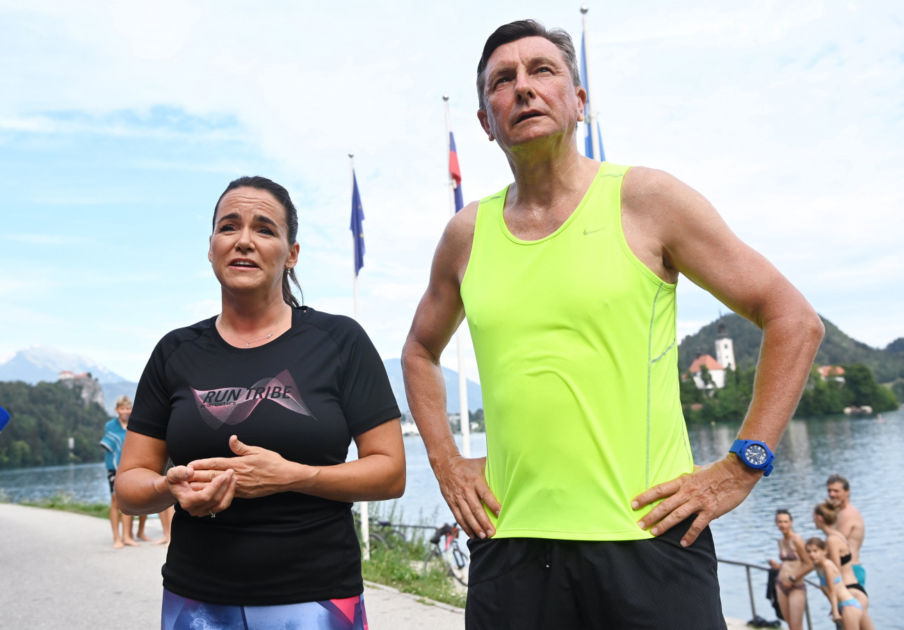 Bled, 2022. július 14.
Novák Katalin magyar és Borut Pahor szlovén államfő a Bledi-tó partján 2022. július 14-én.
MTI/Bruzák Noémi