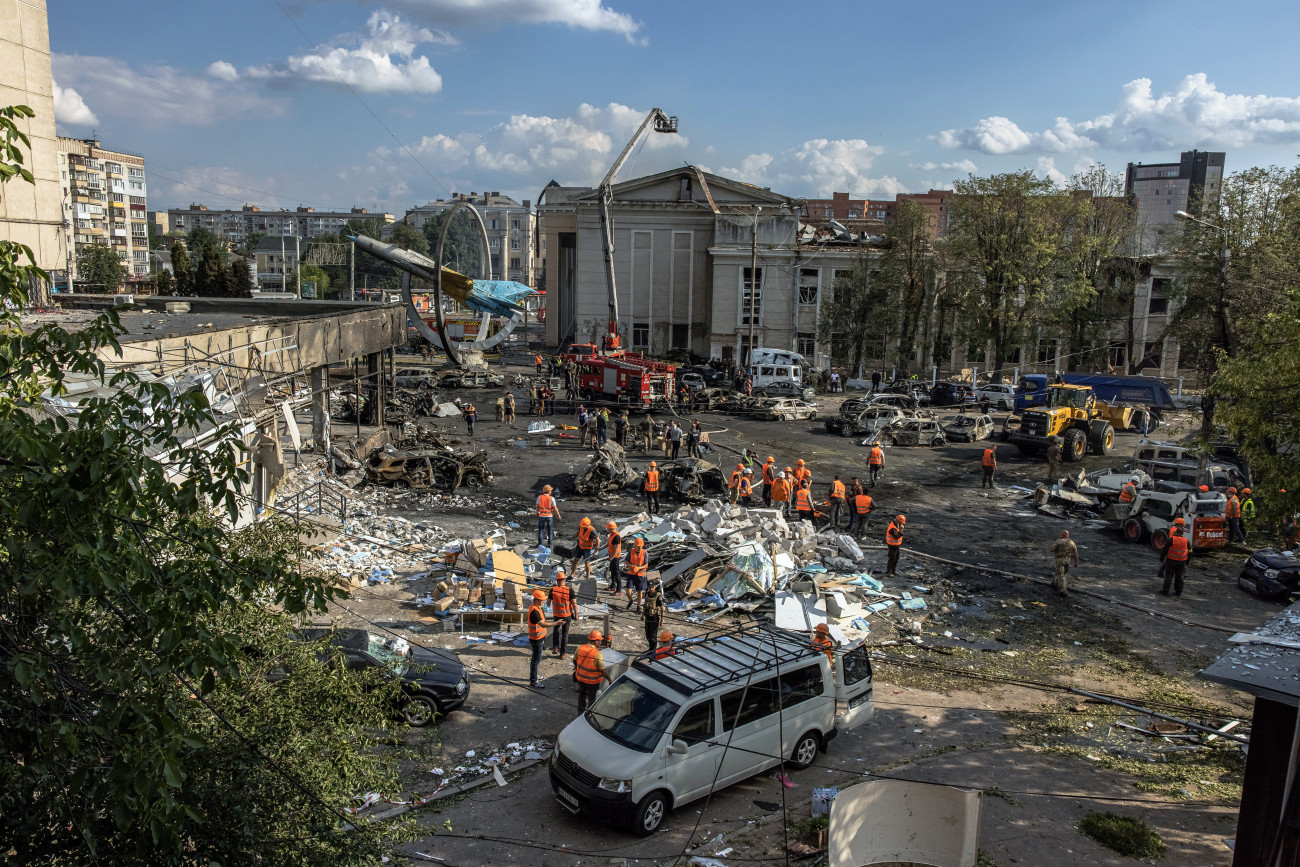 Vinnicja, 2022. július 14.
A mentőalakulat tagjai és katonák, a háttérben az ukrán légierő emlékműve, egy MiG-21-es harci gép Vinnicjában 2022. július 14-én, miután orosz rakétatámadás érte a nyugat-ukrajnai várost.
MTI/EPA/Roman Pilipej