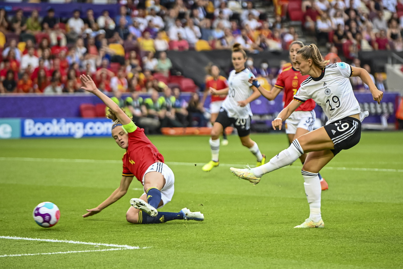 London, 2022. július 13.
A német Klara Buhl (j) berúgja csapata első gólját a női labdarúgó Európa-bajnokság második fordulójában, a B csoportban játszott Németország-Spanyolország mérkőzésen Londonban 2022. július 12-én. A találkozót a spanyol válogatott nyerte 2-0-ra, biztosítva ezzel helyét a negyeddöntőben.
MTI/EPA/Neil Hall