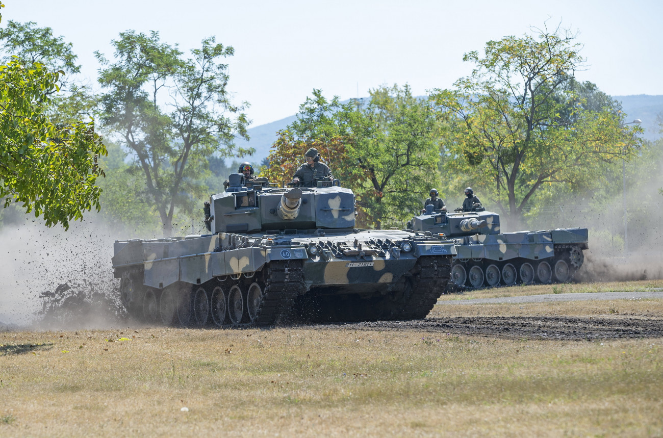 Tata, 2022. július 25.
Leopard 2A4 típusú harckocsik dinamikus bemutatója a tatai Klapka György laktanyában tartott harckocsizó fegyvernemi napon 2022. július 25-én.
MTI/Krizsán Csaba