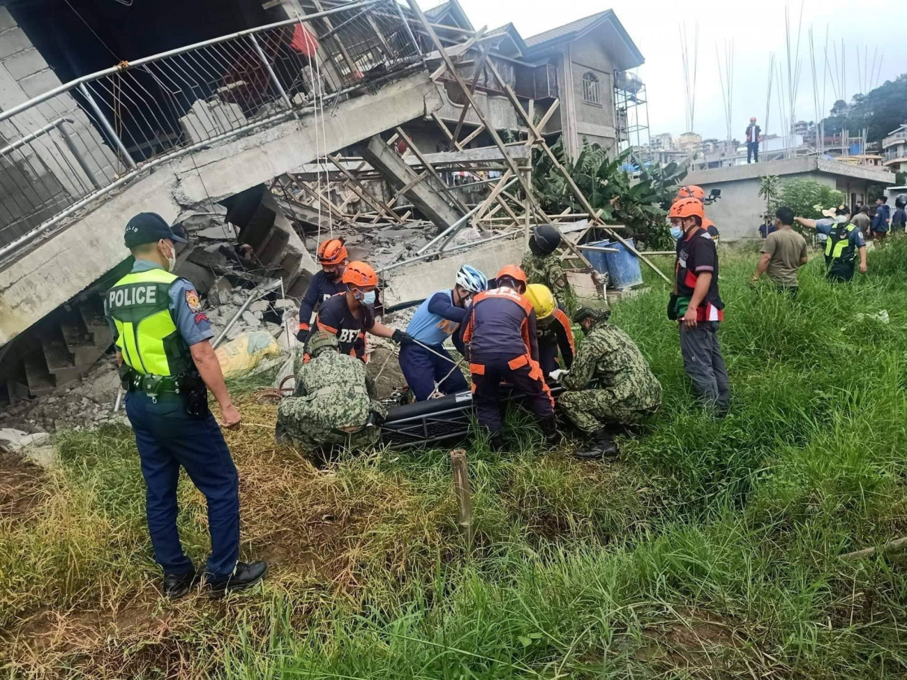 La Trinidad, 2022. július 27.
A Fülöp-szigeteki Tűzvédelmi Hivatal által közreadott képen túlélőt mentenek ki egy összedőlt épület romjai alól mentők és rendőrök a Benguet tartományban fekvő La Trinidadban 2022. július 27-én, miután 7,3-es erősségű földrengés volt a Fülöp-szigetek északi részén. Egyelőre egy sérültről tudni.
MTI/EPA/Fülöp-szigeteki Tűzvédelmi Hivatal
