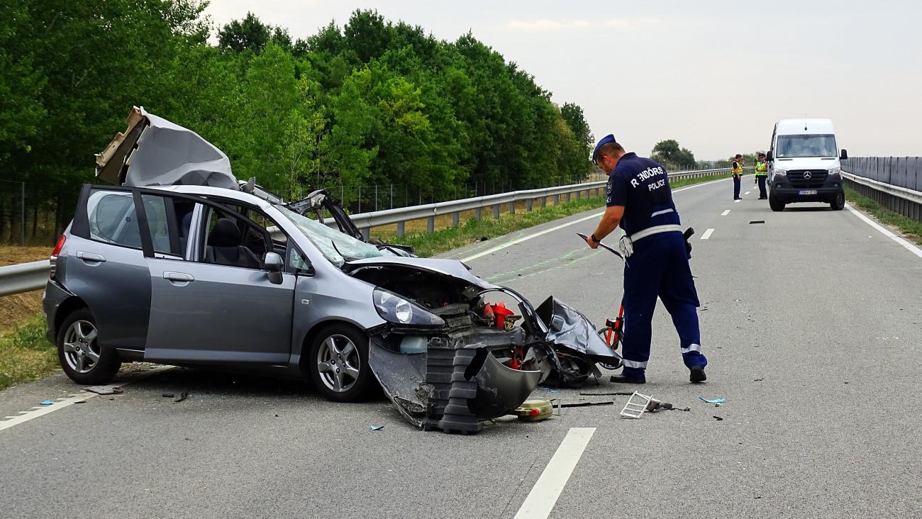 Cserkeszőlő, 2022. július 28.
Összeroncsolódott személyautó az M44-es autóút Kecskemét felé vezető oldalán, Cserkeszőlő térségében 2022. július 28-án. A jármű kamionnal ütközött, a balesetben egy ember meghalt.
MTI/Donka Ferenc