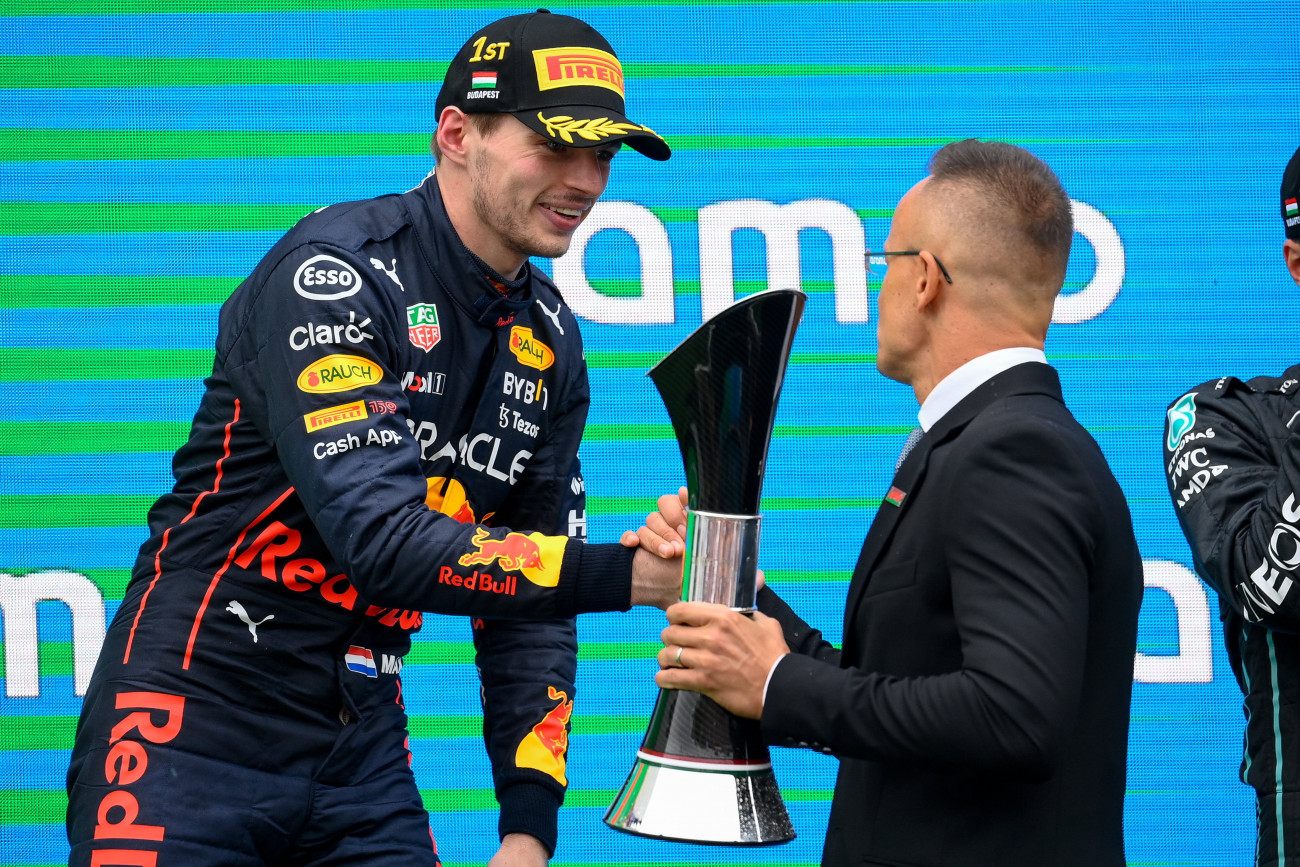 Mogyoród, 2022. július 31.
A győztes Max Verstappen, a Red Bull holland versenyzője (b) átveszi a kupát Szijjártó Péter külgazdasági és külügyminisztertől a Forma-1-es Magyar Nagydíj eredményhirdetésén a mogyoródi Hungaroringen 2022. július 31-én.
MTI/Czeglédi Zsolt