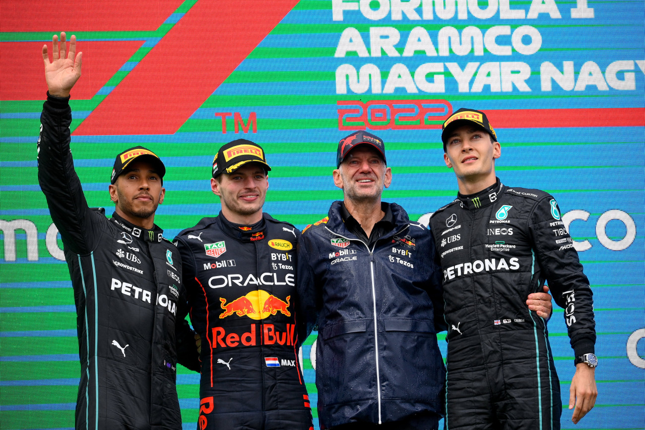 Mogyoród, 2022. július 31.
A második helyezett Lewis Hamilton, a Mercedes brit versenyzője, a győztes Max Verstappen, a Red Bull holland versenyzője, Adrian Newey, a Red Bull főtervezője, és a harmadik helyezett George Russell, a Mercedes brit versenyzője (b-j) a Forma-1-es Magyar Nagydíj eredményhirdetésén a mogyoródi Hungaroringen 2022. július 31-én.
MTI/Czeglédi Zsolt