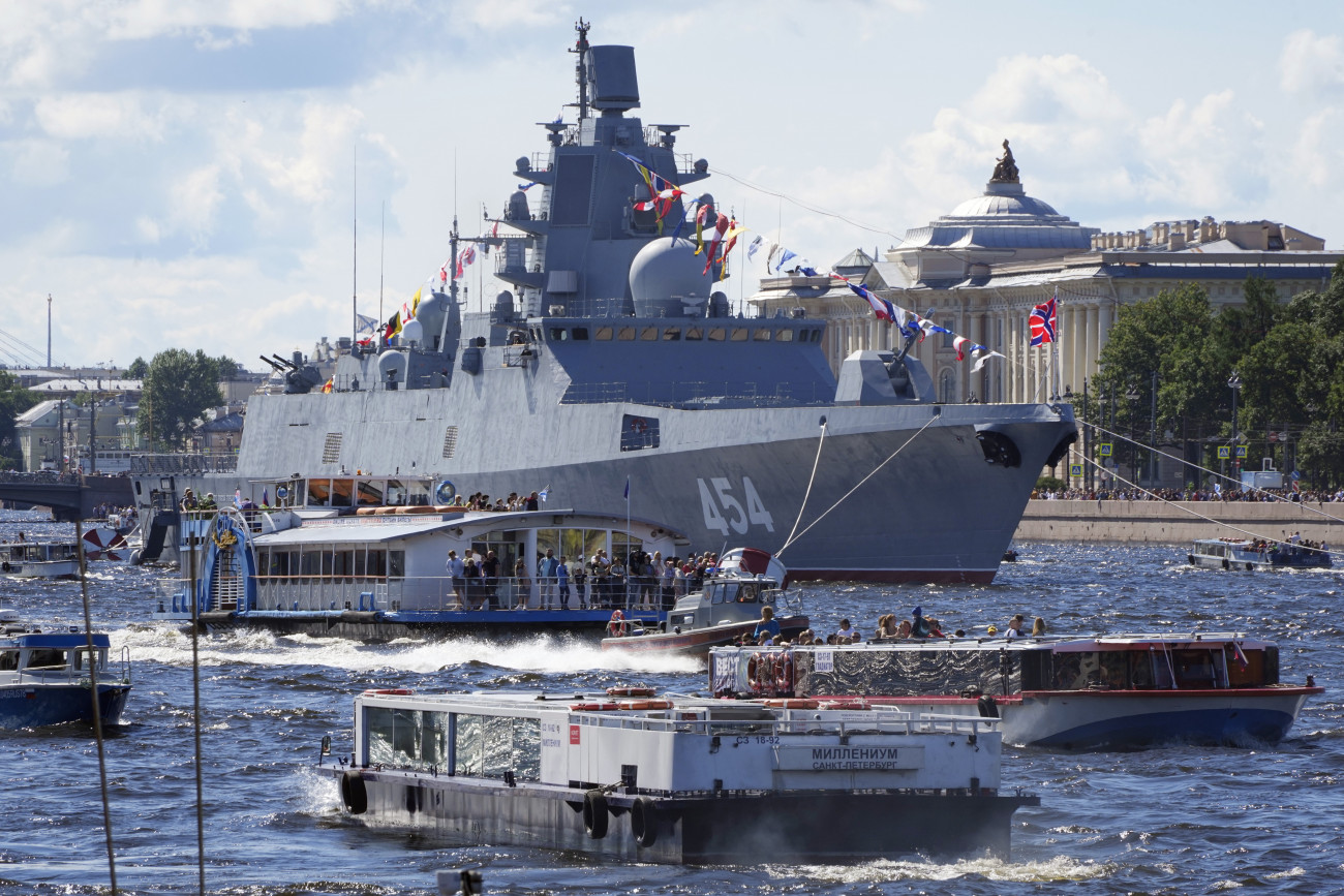 Szentpétervár, 2022. július 31.
Az Admiral Gorskov fregatt az orosz haditengerészet napjának alkalmából tartott szentpétervári flottadíszszemlén 2022. július 31-én.
MTI/AP/Dmitrij Loveckij