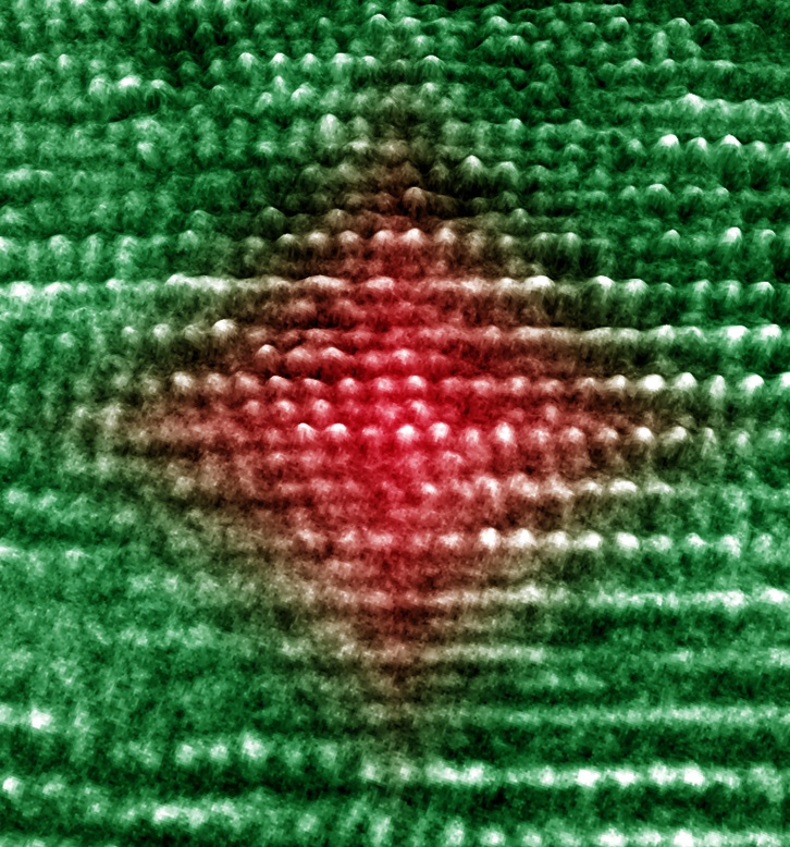 Aszteroidabecsapódáskor létrejövő diafit (gyémánt–grafit) szerkezet. A piros gyémántszimbólummal körvonalazott központi rész (körülbelül 1,5 nanométer) jelöli a nanokristályos gyémántot, a zöld szín pedig a grafitot. A piros és a zöld közötti átmeneti szín a gyémánt és a grafit közötti átmeneti kötéstípusra utal.