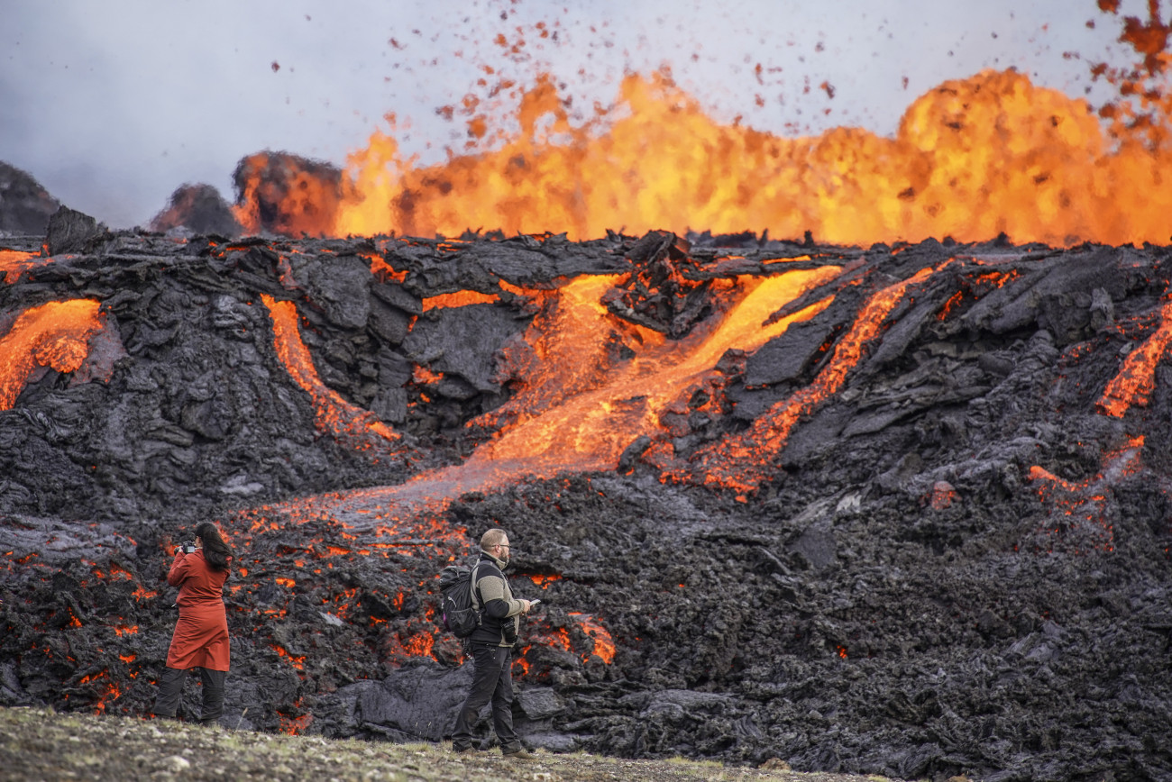 Fagradalsfjall, 2022. augusztus 4.
A Fagradalsfjall tűzhányóból kiömlő lávát nézik emberek 2022. augusztus 3-án, miután kitört a vulkán az izlandi fővárostól, Reykjaviktól 32 kilométerre délnyugatra, közel a Keflavik repülőtérhez. A tűzhányó legutóbbi kitörése nyolc hónappal korábban fejeződött be.
MTI/AP/Marco Di Marco