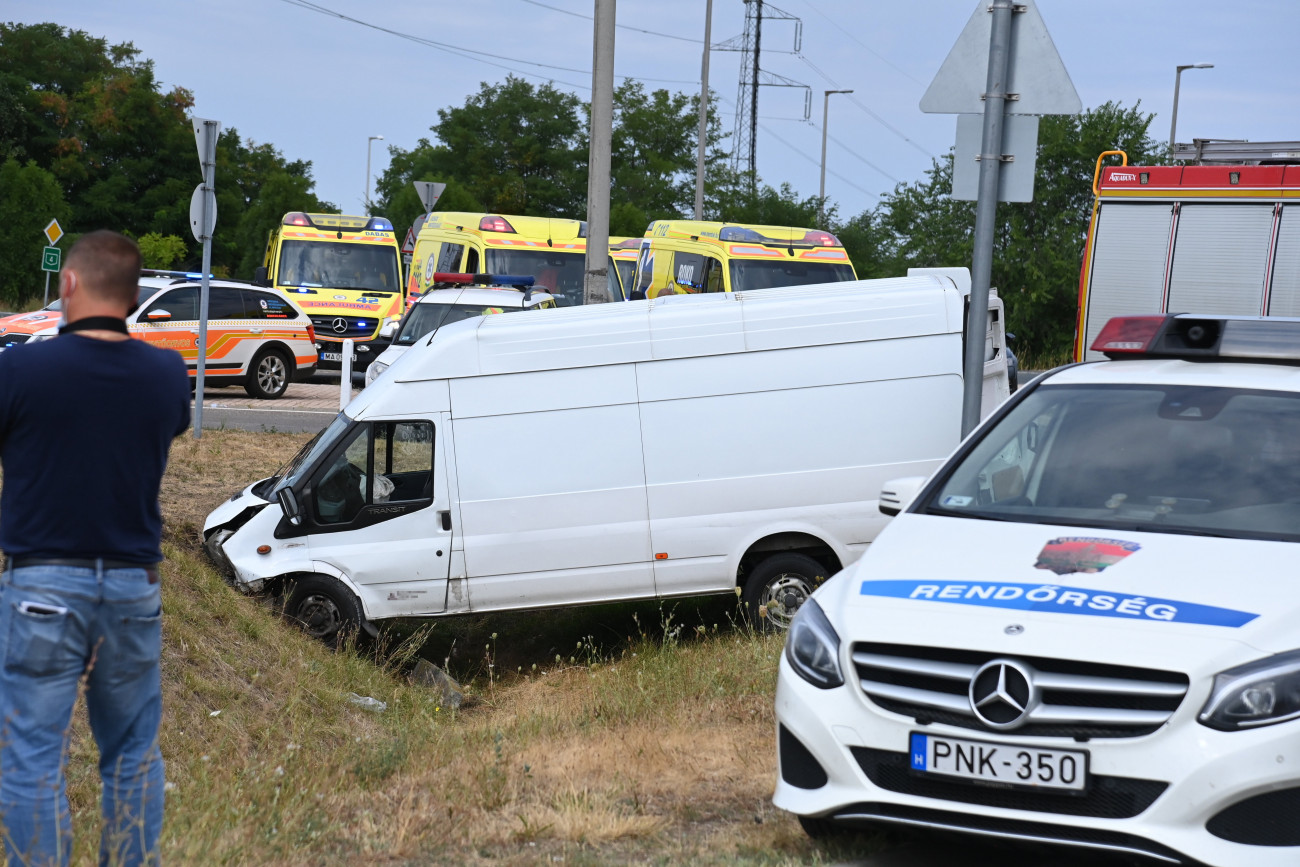 Üllő, 2022. augusztus 7.
Teherautó a 4-es főúton Üllő térségében, miután a gépjárművet vezető embercsempész árokba hajtott 2022. augusztus 7-én. A balesetben a rendőrök elől menekülő teherautóban utazó húsz migráns megsérült: öten könnyebben, a többiek sérülései súlyosak. A teherautó 49 éves budapesti sofőrjét elfogták, ellene embercsempészés gyanúja miatt indítottak eljárást.
MTI/Mihádák Zoltán
