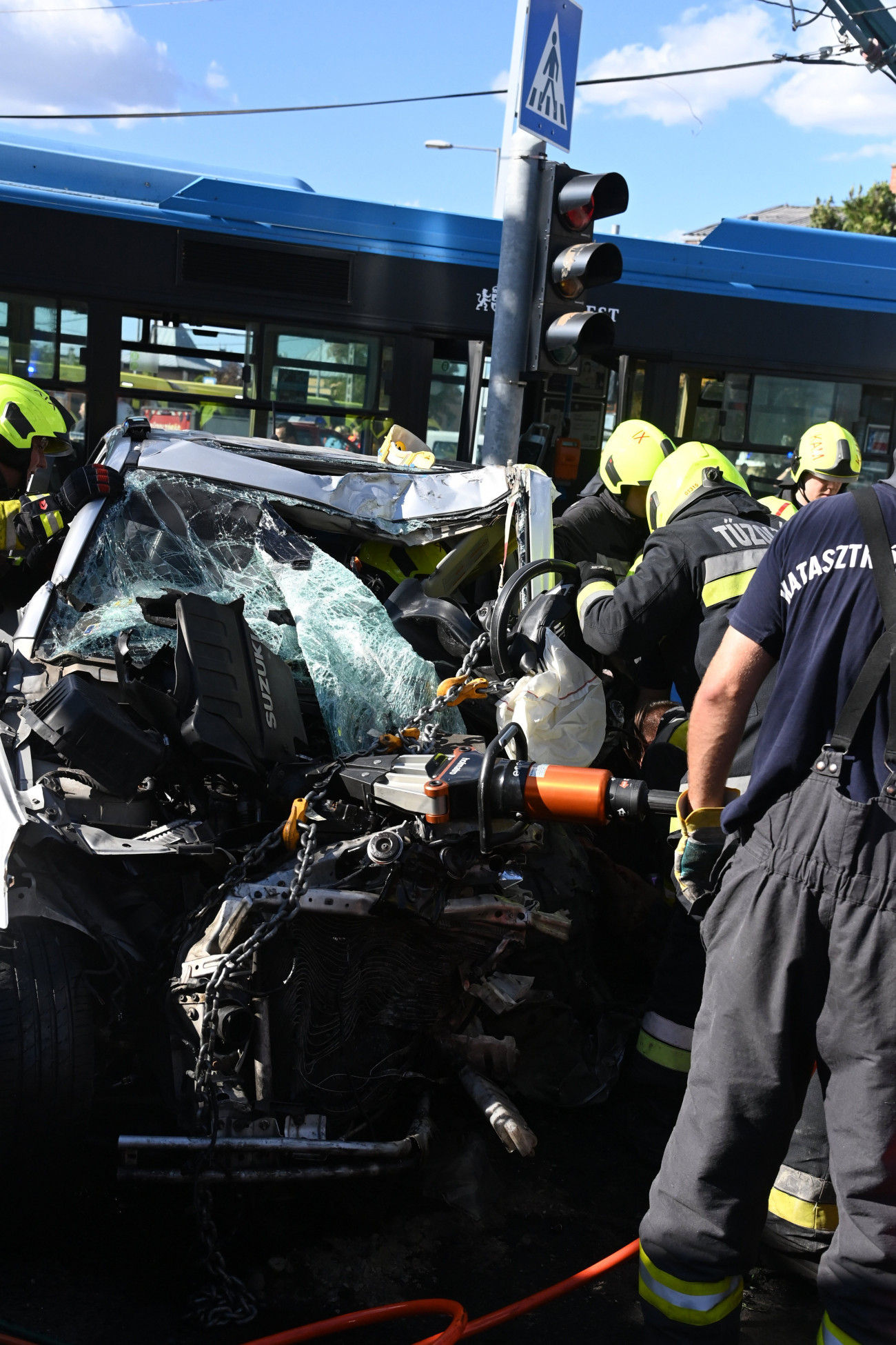 Budapest, 2022. augusztus 10.
Tűzoltók összeroncsolódott személyautónál a főváros XVIII. kerületében, az Üllői út és a Szarvas csárda tér kereszteződésében, ahol a gépjármű összeütközött egy busszal 2022. augusztus 10-én. A mentők tizenhat sérültet vittek kórházba: egyikük súlyos, további tizenöt ember könnyebb sérülést szenvedett.
MTI/Mihádák Zoltán