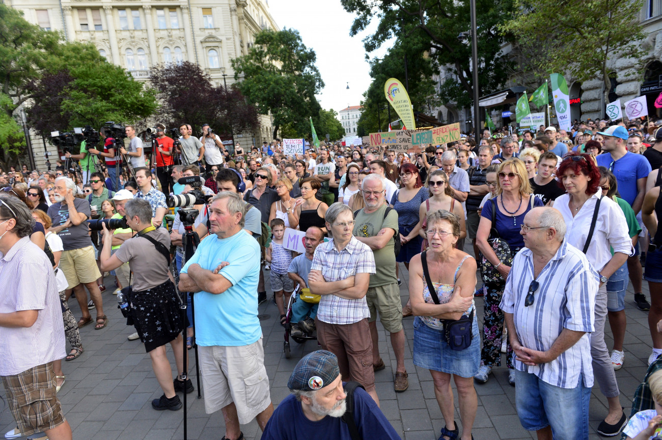 Budapest, 2022. augusztus 12.
Résztvevők az LMP tüntetésén az Agrárminisztérium épületénél, ahol erdeink tarvágását lehetővé tevő kormányrendelet ellen tiltakoztak 2022. augusztus 12-én.
MTI/Kovács Attila