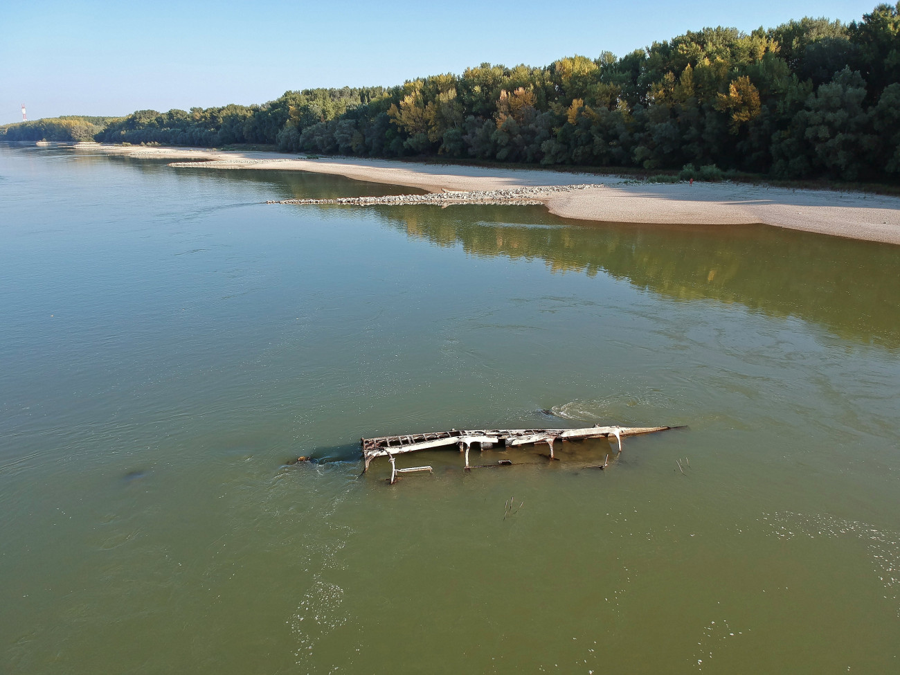 Vámosszabadi, 2022. augusztus 17.
A második világháborúban elsüllyedt hajó roncsa a Duna árterében a folyó alacsony vízállásakor Vámosszabadi határában 2022. augusztus 17-én.
MTI/Krizsán Csaba