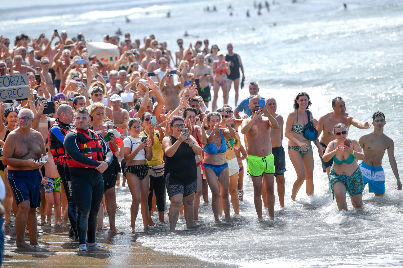 Ostia, 2022. augusztus 20.
Közönség a férfi nyíltvízi úszók 5 kilométeres versenyén a római vizes Európa-bajnokságon Ostiában 2022. augusztus 20-án.
MTI/Czeglédi Zsolt