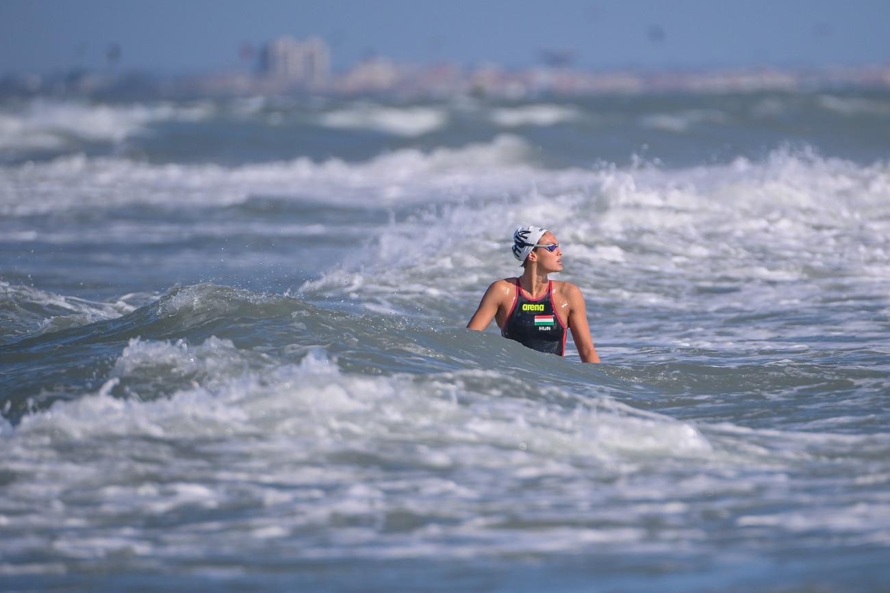 Ostia, 2022. augusztus 20. Balogh Vivien a női nyíltvízi úszók 25 kilométeres, a kedvezőtlen időjárás miatt megállított versenyén a római vizes Európa-bajnokságon Ostiában 2022. augusztus 20-án. MTI/Czeglédi Zsolt