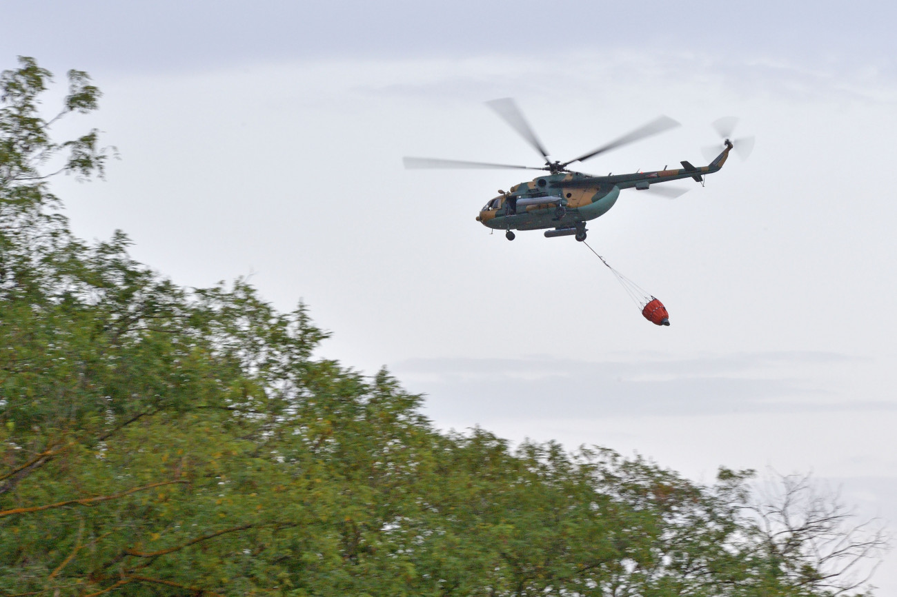 Tatárszentgyörgy, 2022. augusztus 19.
A Magyar Honvédség Mi-17 helikoptere segít a tűz oltásában a Pest megyei Tatárszentgyörgy közelében 2022.augusztus 19-én. Az aljnövényzet még előző nap gyulladt ki a Táborfalva, Tatárszentgyörgy és Örkény közötti bozótos, fás területen.
MTI/Lakatos Péter