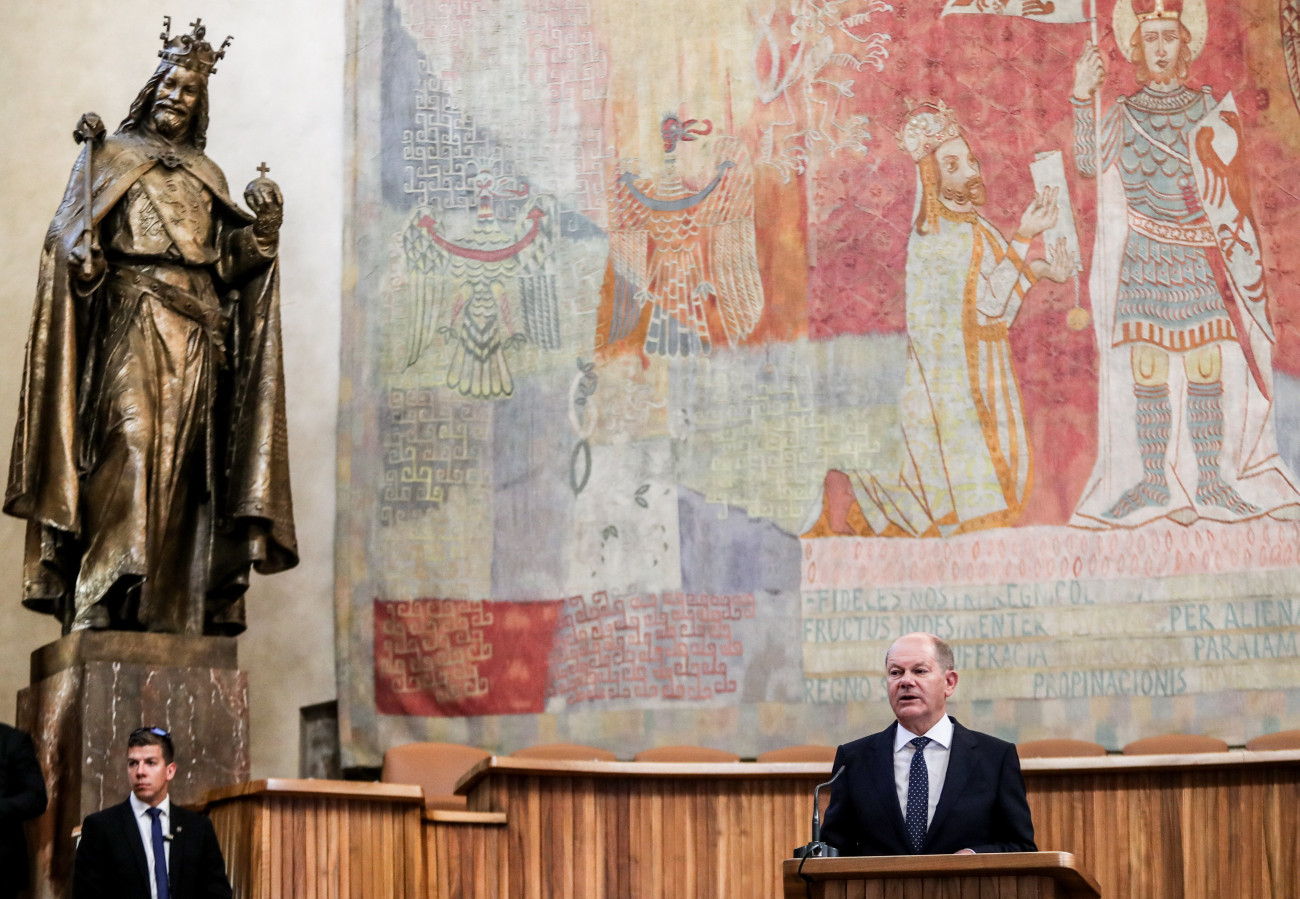 Prága, 2022. augusztus 29.
Olaf Scholz német kancellár (j) felszólal a prágai Károly Egyetemen 2022. augusztus 29-én.
MTI/EPA/Martin Divisek