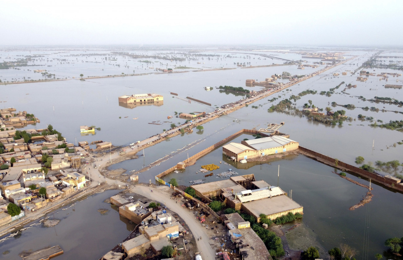Szohbat Pur, 2022. augusztus 30.
Légi felvétel az árvíz sújtotta pakisztáni Szohbat Purról 2022. augusztus 29-én. Pakisztánban a június közepe óta tartó árvizekben 1033 ember életét vesztette, a monszunesők okozta áradások miatt mintegy 33 millió embernek kellett elhagynia lakóhelyét. A tervezési és gazdaságfejlesztési miniszter szerint az országnak több mint 10 milliárd dollárra (4 ezermilliárd forint) lesz szüksége, hogy helyreállítsa az országot sújtó, hónapok óta tartó áradások okozta károkat.
MTI/AP/Zahid Husszein
