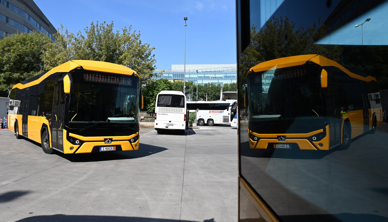 Budapest, 2022. augusztus 31.
A Kravtex-Kühne Csoport Credobus Econell 12 Next autóbusza, a magyar buszcsalád új típusa bemutató sajtótájékoztatóján a fővárosi Népliget autóbusz-állomáson 2022. augusztus 31-én.
MTI/Máthé Zoltán