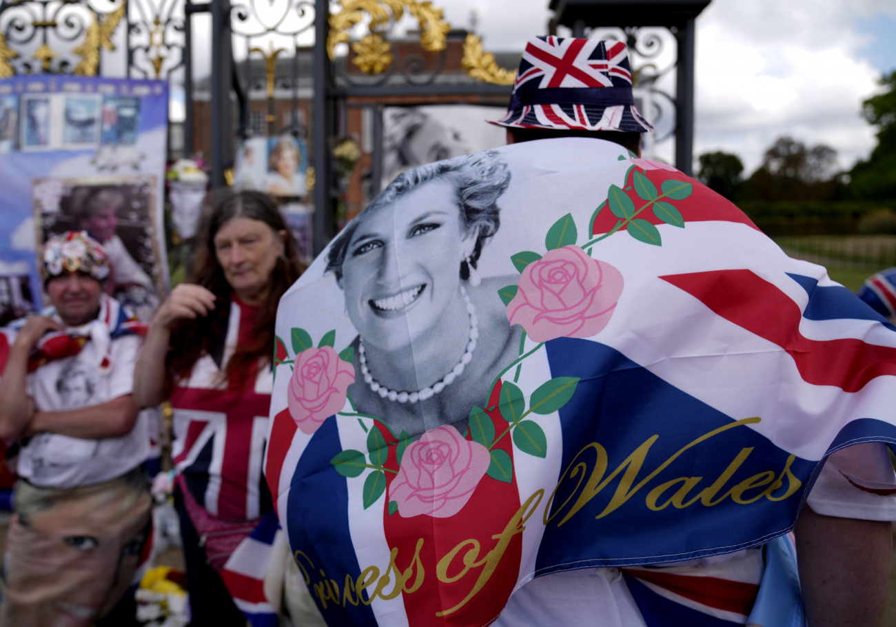 London, 2022. augusztus 31.
Diána walesi hercegnét ábrázoló brit zászló a londoni Kensington-palota kapuján 2022. augusztus 31-én, Diána halálának 25. évfordulóján. Károly walesi herceg, brit trónörökös első felesége  aki Diana Frances Spencer néven született 1961. július 1-jén  36 évesen halálos autóbalesetet szenvedett Párizsban.
MTI/AP/Alastair Grant