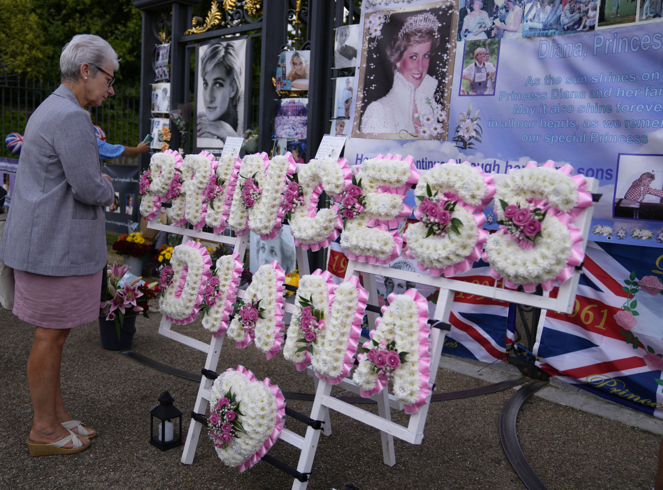 London, 2022. augusztus 31.
Diána walesi hercegné nem hivatalos emlékhelyén, a londoni Kensington-palota kapujánál áll egy tisztelője 2022. augusztus 31-én, Diána halálának 25. évfordulóján. Károly walesi herceg, brit trónörökös első felesége  aki Diana Frances Spencer néven született 1961. július 1-jén  36 évesen halálos autóbalesetet szenvedett Párizsban.
MTI/AP/Alastair Grant