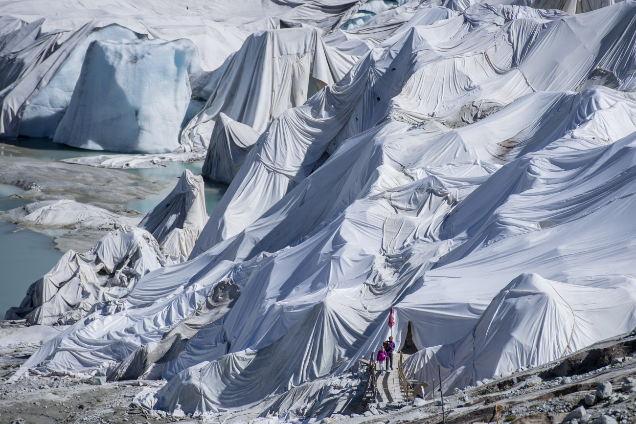 Rhone-gleccser, 2022. július 13.
Takaró borítja a Rhone-gleccsert a svájci Furka-hágó térségében fekvő Gletsch falu fölött 2022. július 13-án. Az Alpok legrégebbi gleccserének egy részét különleges fehér takarókkal igyekeznek megvédeni az olvadástól.
MTI/EPA/Keystone/Urs Flüeler