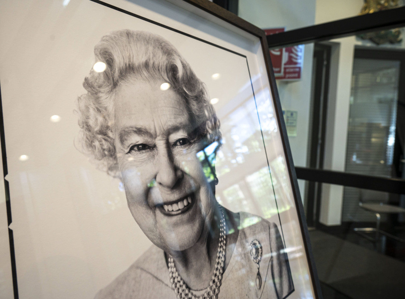 Budapest, 2022. szeptember 9.
II. Erzsébet brit királynő portréja a budapesti brit nagykövetség épületében 2022. szeptember 9-én. II. Erzsébet brit királynő életének 97., uralkodásának 71. évében a skóciai Balmoral kastélyában 2022. szeptember 8-án elhunyt.
MTI/Szigetváry Zsolt