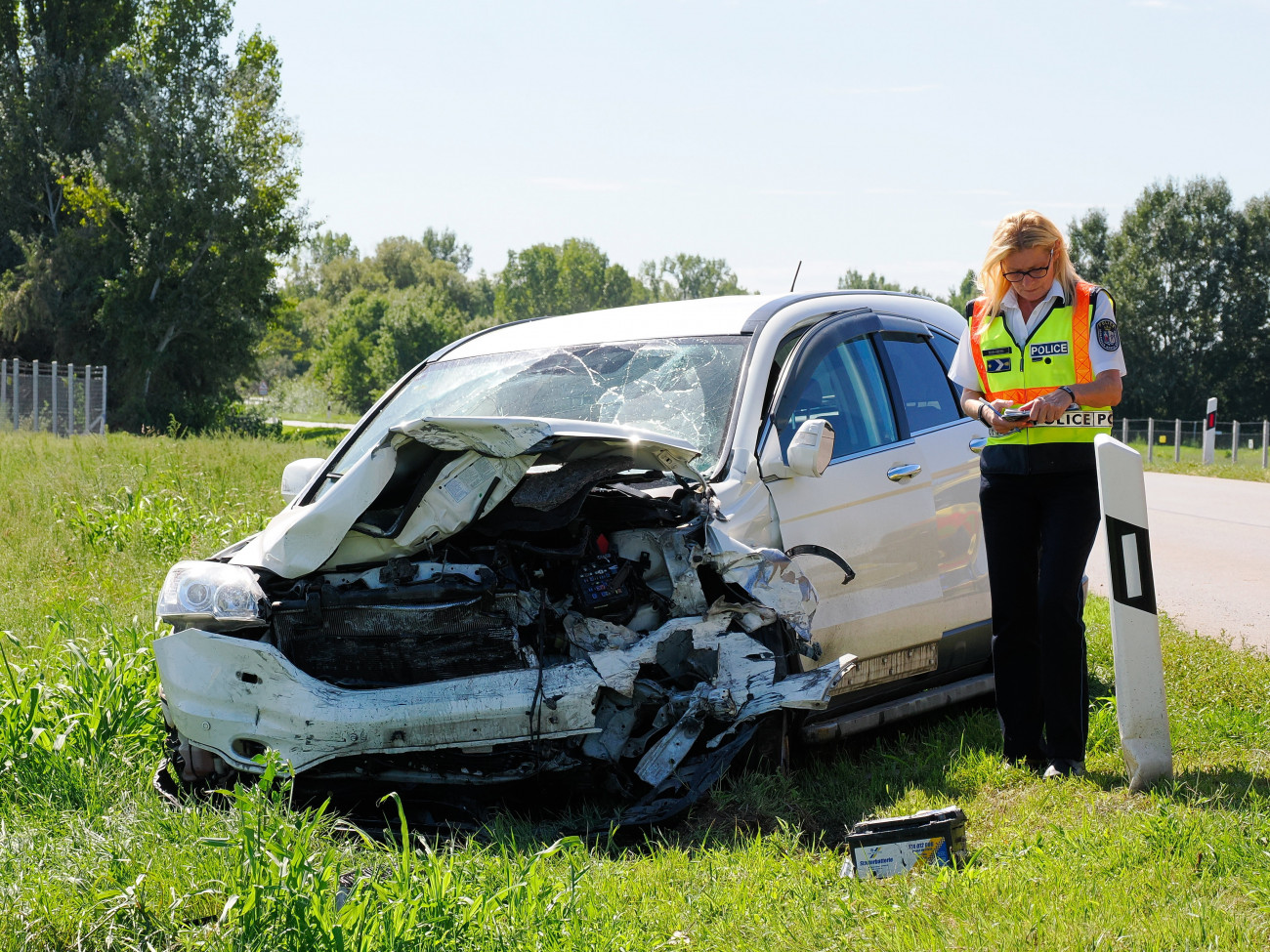 Kecel, 2022. szeptember 9. Frontális ütközésben összetört személygépkocsi a Kecel és Kiskőrös közötti úton 2022. szeptember 9-én. A balesetben egy ember meghalt, hárman megsérültek. MTI/Donka Ferenc
