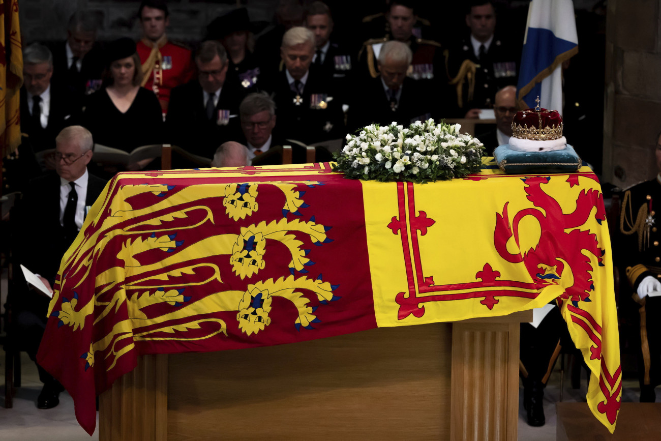 Edinburgh, 2022. szeptember 12.
II. Erzsébet brit királynőnek az uralkodócsalád Skóciában használatos zászlajával letakart koporsóján a skót királyi korona az edinburghi Szent Egyed-székesegyházban felállított ravatalon 2022. szeptember 12-én. A királynő a skóciai Balmoral kastélyában hunyt el szeptember 8-án, 96 éves korában, uralkodásának 71. évében.
MTI/AP/PA pool/Jane Barlow