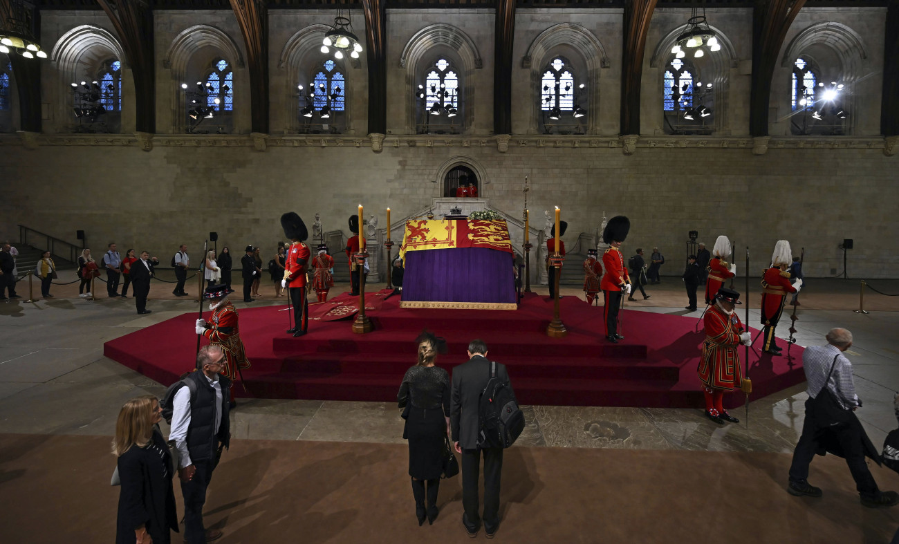 London, 2022. szeptember 14.
A londoni Westminster-csarnokban felravatalozott II. Erzsébet királynő előtt róják le kegyeletüket az emberek 2022. szeptember 14-én. A szeptember 8-án, 96 éves korában, uralkodásának 71. évében elhunyt királynőt négy napra, a szeptember 19-i temetésig ravatalozták fel a történelmi csarnokban.
MTI/AP/AFP pool/Ben Stansall