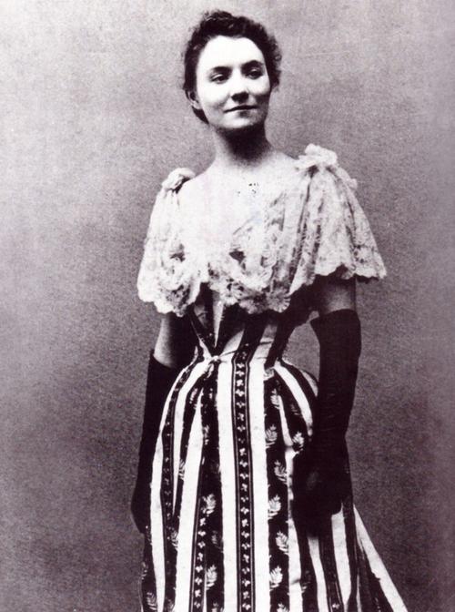 Yvette Guilbert francia énekesnő, a sanzon és a kabaré egyik első csillaga 1890-ben (Wikipédia)