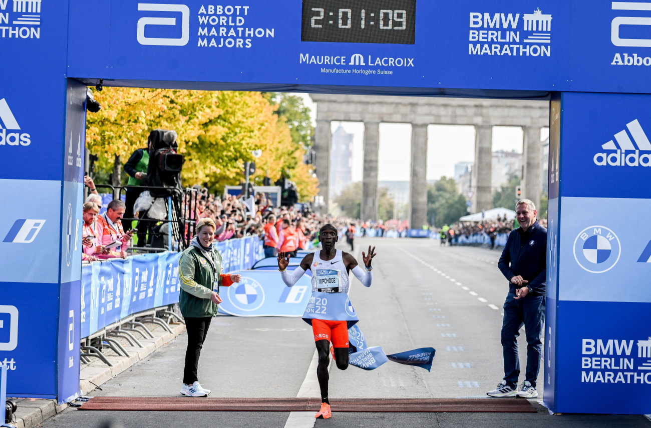 Berlin, 2022. szeptember 25.
A kenyai Eliud Kipchoge megnyeri a berlini maraton férfi mezőnyének versenyét 2022. szeptember 25-én.
MTI/EPA/Filip Singer