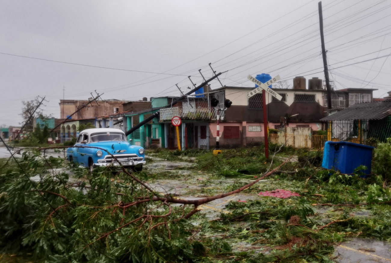 Pinar del Rio, 2022. szeptember 28.
Autó halad az Ian hurrikán által leszakított faágak között a kubai Pinar del Rióban 2022. szeptember 27-én.
MTI/EPA/EFE/Yander Zamora