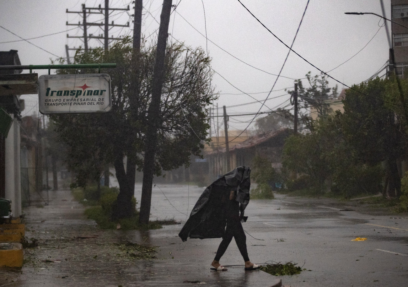 Pinar del Rio, 2022. szeptember 28.
Egy férfi az Ian hurrikán által okozott viharban a kubai Pinar del Rióban 2022. szeptember 27-én.
MTI/EPA/EFE/Yander Zamora