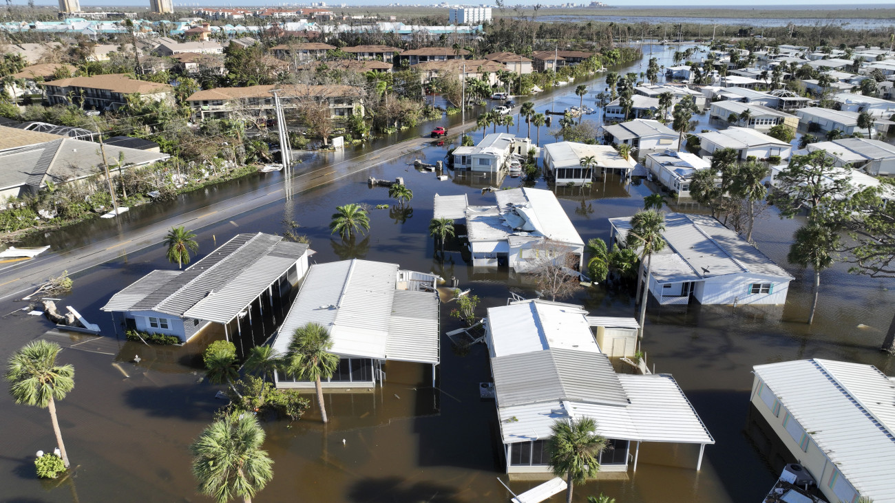Fort Myers, 2022. szeptember 30.
Légi felvétel az Ian hurrikán pusztításáról a Florida állambeli Fort Myers városban 2022. szeptember 29-én. A négyes erősségű hurrikán özönvízszerű esőzéssel és közel 250 kilométer per órás széllel csapott le Florida partjaira. A vihar miatt több mint 2 millió ember maradt áram nélkül.
MTI/AP/Wilfredo Lee