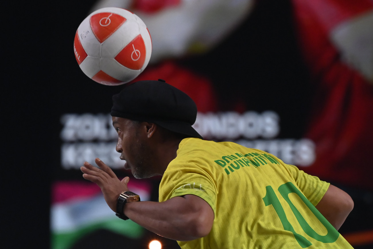 Budapest, 2022. október 2.
Ronaldinho korábbi világbajnok brazil labdarúgó, a sportág nagykövete bemutató mérkőzésen játszik a European Teqball Tour budapesti állomásán a Riz Levente Sportközpontban 2022. október 2-án.
MTI/Kovács Tamás