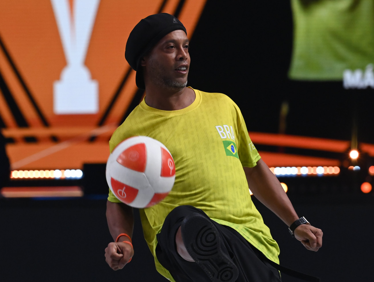 Budapest, 2022. október 2.
Ronaldinho korábbi világbajnok brazil labdarúgó, a sportág nagykövete bemutató mérkőzésen játszik a European Teqball Tour budapesti állomásán a Riz Levente Sportközpontban 2022. október 2-án.
MTI/Kovács Tamás