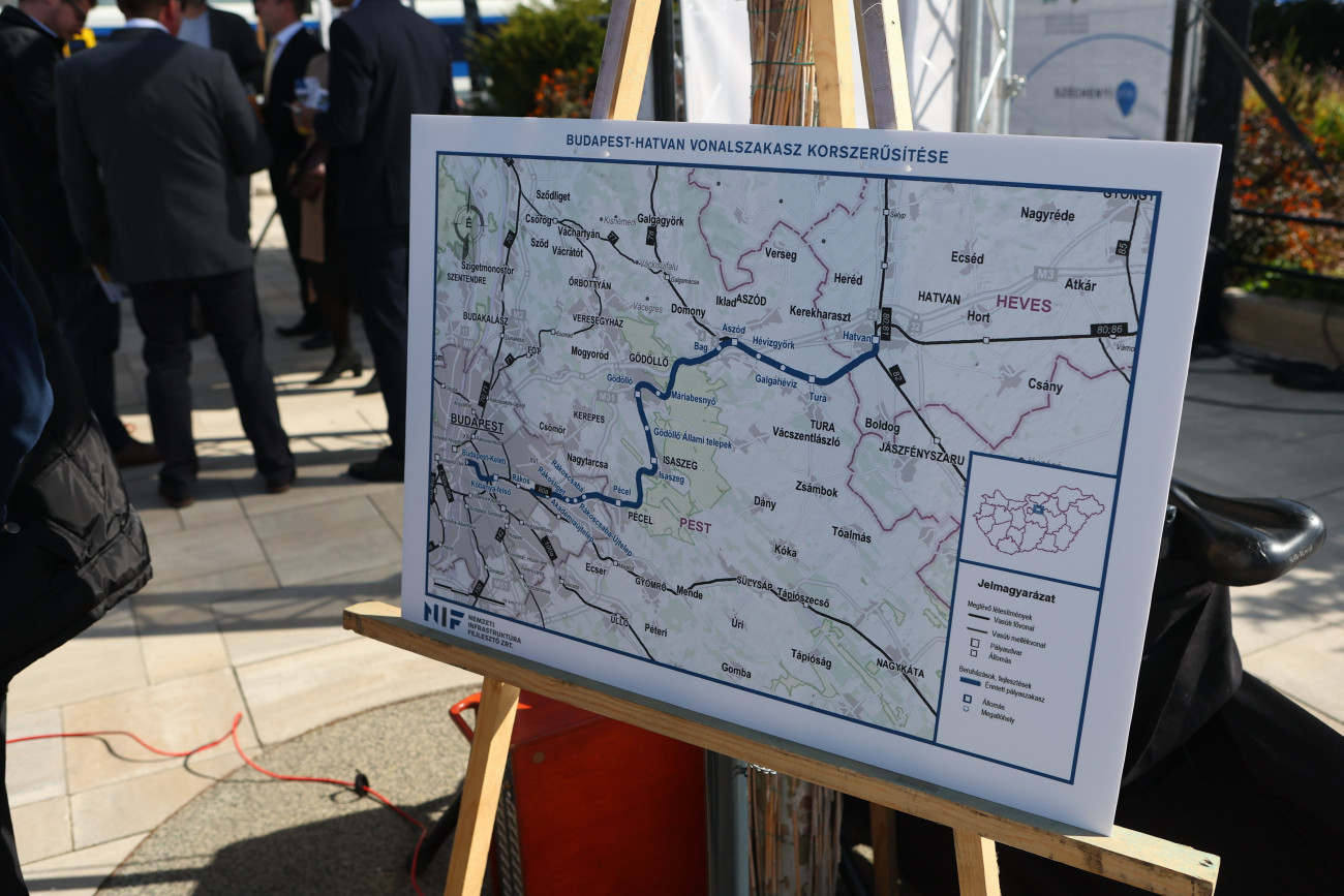 Gödöllő, 2022. október 7.
A korszerűsített vasúti szakasz térképe a 160 milliárd forintból megújult Budapest-Hatvan vasúti vonalszakasz átadóünnepségén a gödöllői vasútállomáson 2022. október 7-én.
MTI/Kovács Anikó