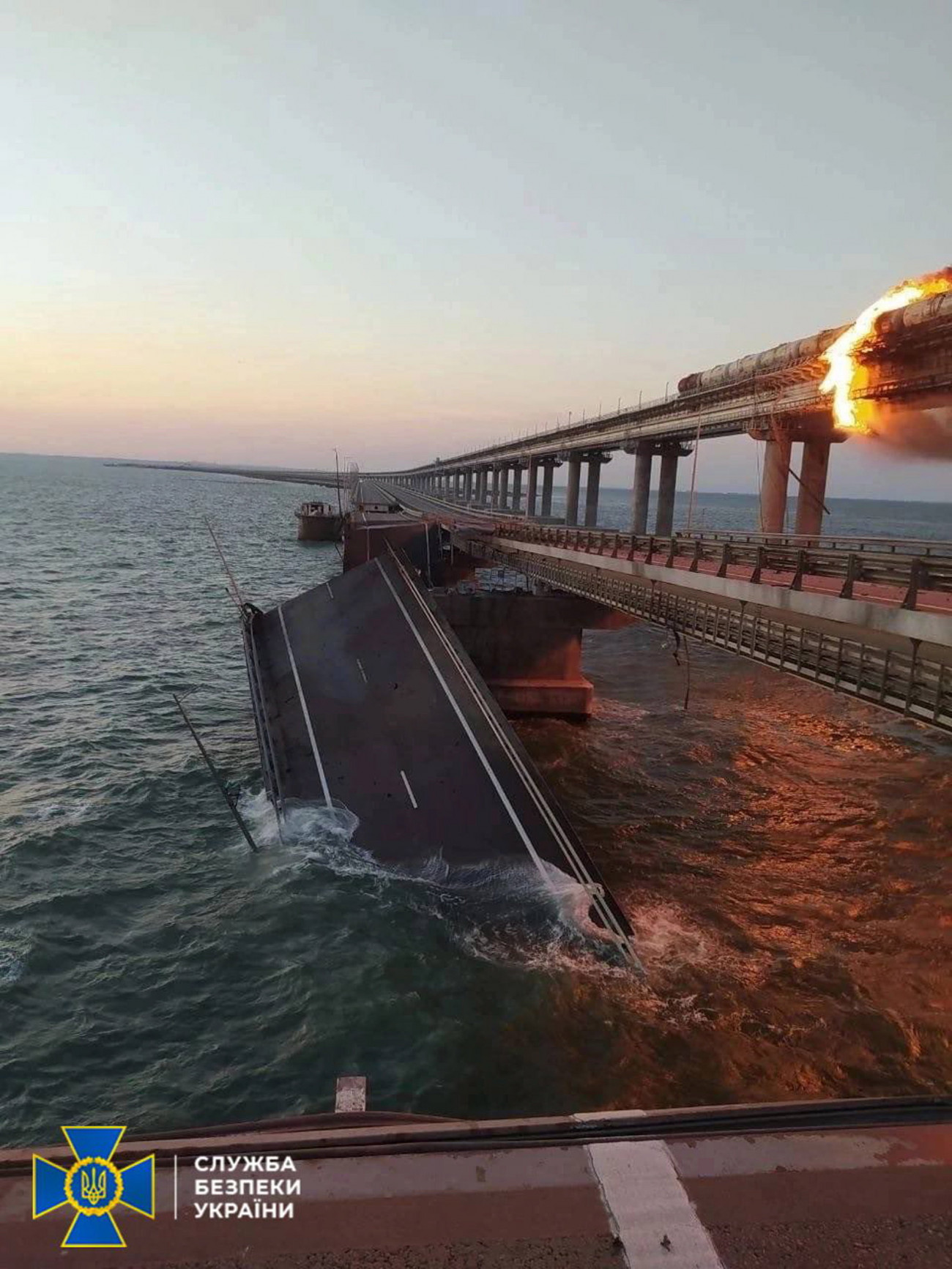 Kercs, 2022. október 8.
Az Ukrán Biztonsági Szolgálat által közreadott képen a Krími híd beomlott útpályája Kercs térségében 2022. október 8-án, miután az orosz Nemzeti Terrorizmusellenes Bizottság állítása szerint felrobbant egy teherautó az Ukrajnától elcsatolt Krímet és Oroszországot a Fekete- és az Azovi-tenger között összekötő átkelő közúti oldalán. Az útpálya beomlása mellett a vasúti híd szerkezete is megsérült.
MTI/EPA/Ukrán Biztonsági Szolgálat