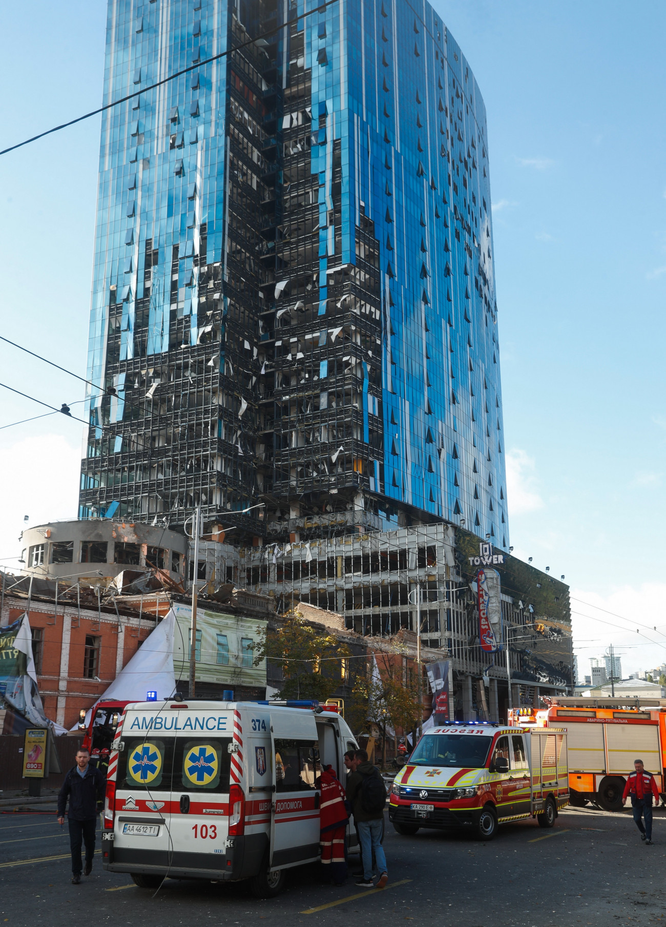Kijev, 2022. október 10.
Sérült toronyház Kijevben 2022. október 10-én, miután az orosz erők rakétatámadást intéztek az ukrán főváros ellen. Legalább nyolc ember életét vesztette, 24 pedig megsebesült.
MTI/EPA/Szerhij Dolzsenko