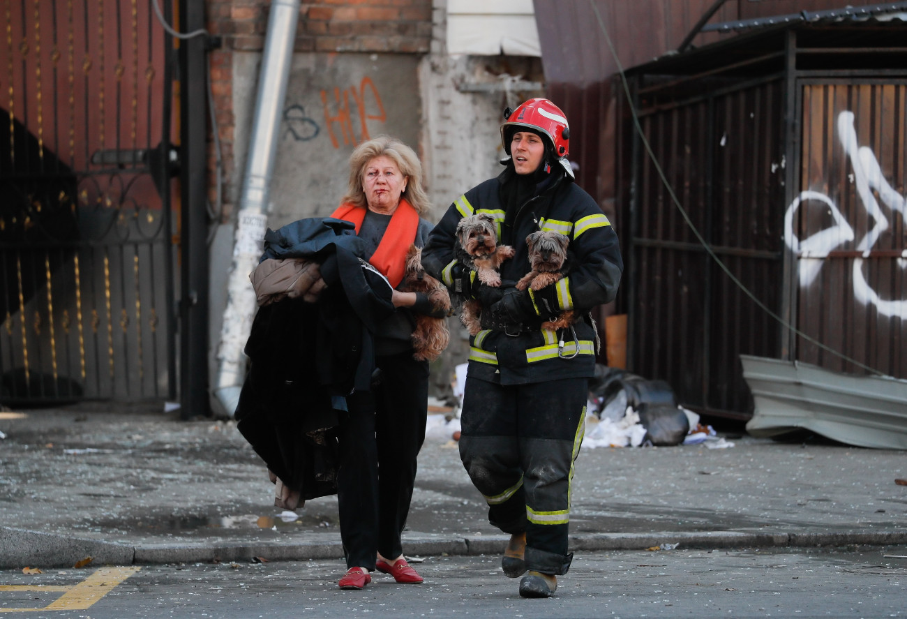Kijev, 2022. október 10.
Sebesült nőt kísér kutyáival egy tűzoltó Kijevben 2022. október 10-én, miután az orosz erők rakétatámadást intéztek az ukrán főváros ellen. Legalább nyolc ember életét vesztette, 24 pedig megsebesült.
MTI/EPA/Szerhij Dolzsenko