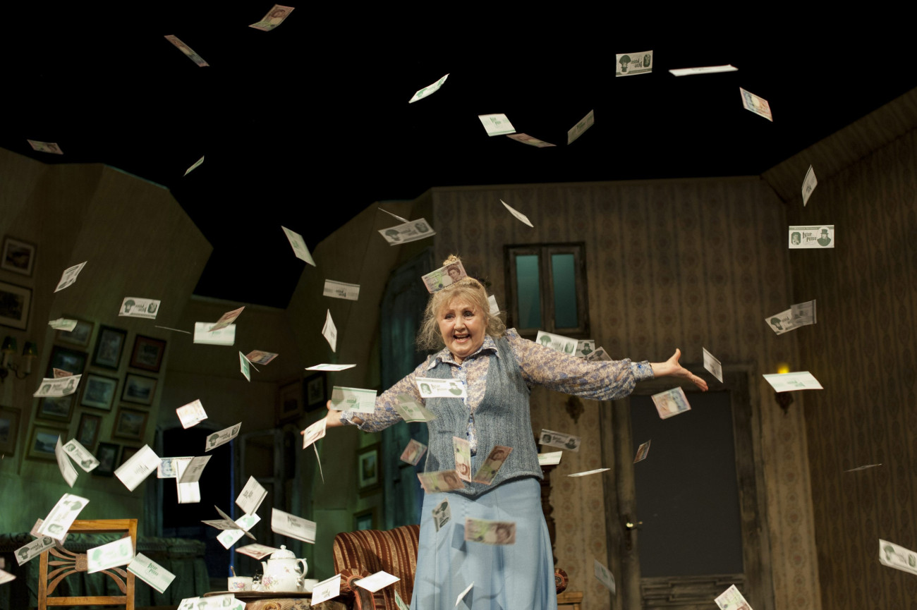 Halász Judit Mrs. Wilbeforce szerepében a Betörő az albérlőm próbáján, a Madách Színházban 2013. május 9-én. 
(forrás: MTI Fotó: Bea Kallos)