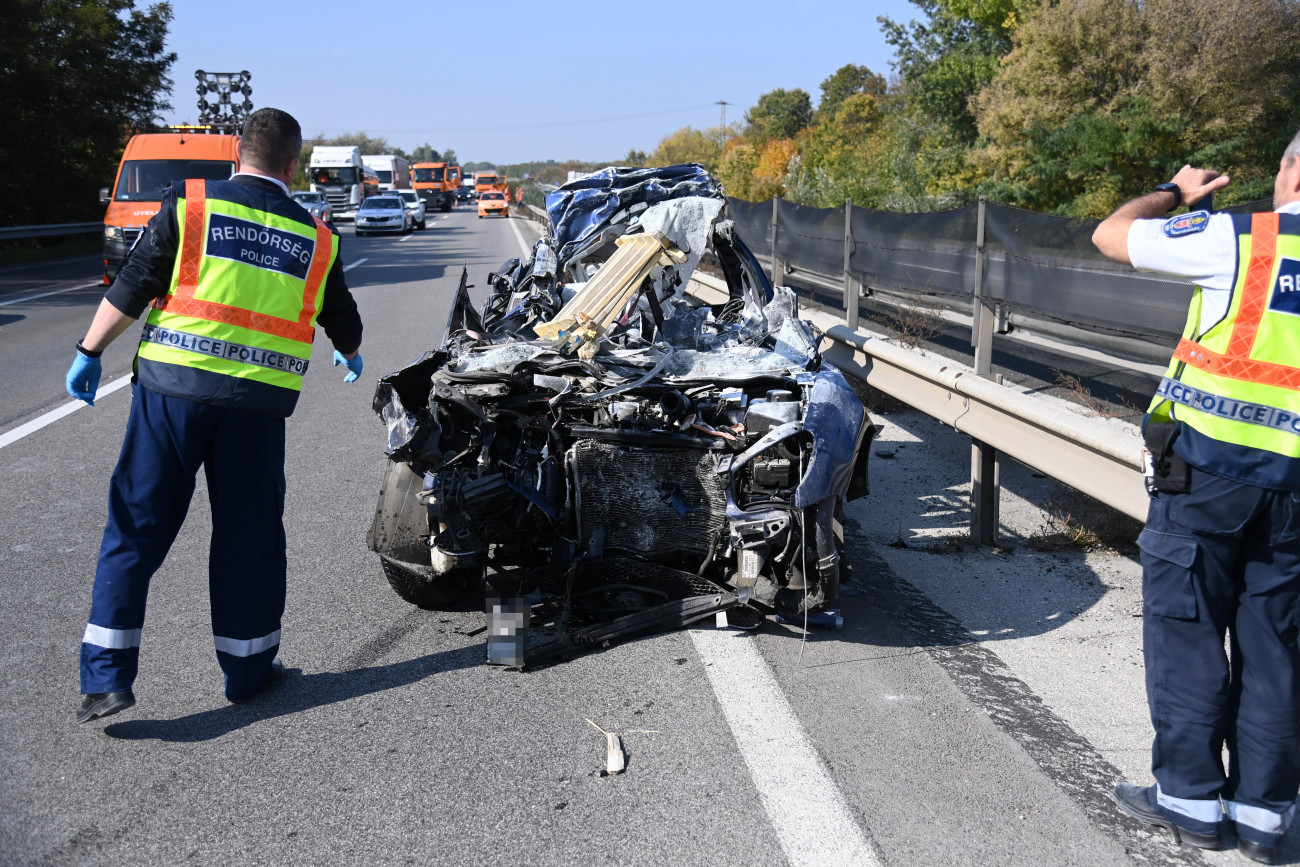 Zsámbék, 2022. október 14.
Ütközésben összeroncsolódott személygépkocsi az M1-es autópálya főváros felé vezető oldalán, Zsámbéknál 2022. október 14-én. A balesetben a személygépkocsi egy teherautóval ütközött össze, az autó vezetője a helyszínen meghalt.
MTI/Mihádák Zoltán