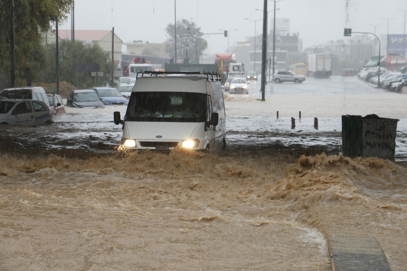 Iráklio, 2022. október 15.
Villámárvízzel elöntött aluljáró a Krétán fekvő Iráklióban 2022. október 15-én, miután rendkívüli erősségű vihar tombolt a görögországi szigeten. Egy ember életét vesztette, többen eltűntek.
MTI/EPA/ANA-MPA/Nikosz Halkiadakisz