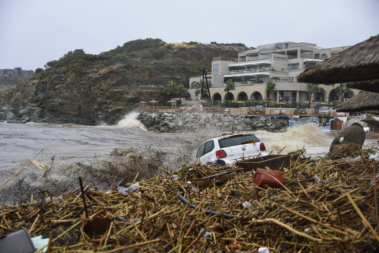 Agia Pelagia, 2022. október 15.
Víz elsodorta autó a Krétán fekvő falu, Agia Pelagia tengerpartján 2022. október 15-én, miután rendkívüli erősségű vihar tombolt a görögországi szigeten. Egy ember életét vesztette, többen eltűntek.
MTI/AP/Harry Nakosz