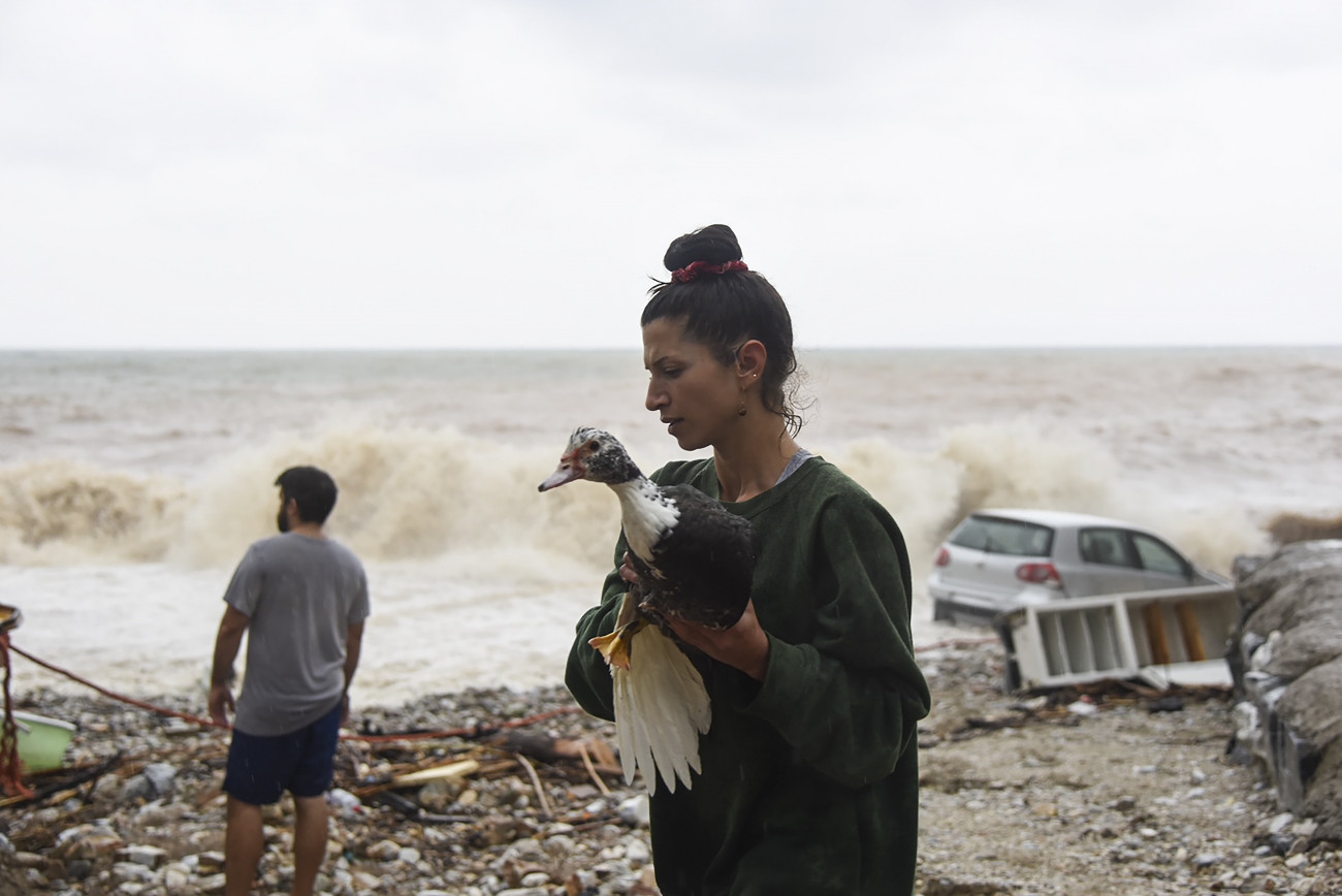 Paliokasztro, 2022. október 15.
Madarat ment egy nő a Krétán fekvő falu, Paliokasztro tengerpartján 2022. október 15-én, miután rendkívüli erősségű vihar tombolt a görögországi szigeten. Egy ember életét vesztette, többen eltűntek.
MTI/AP/Harry Nakosz