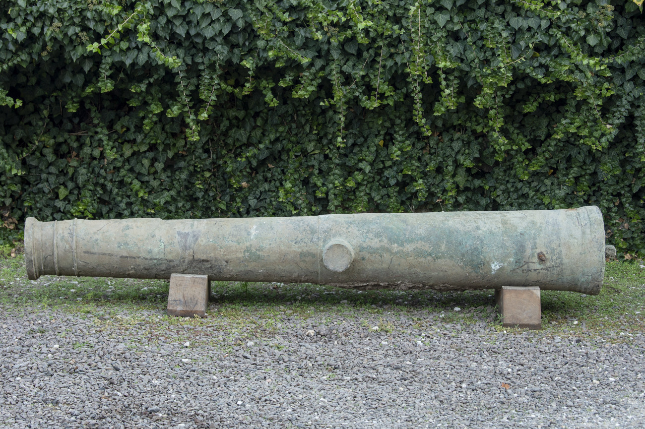 Eger, 2022. október 17.
Az ágyúdombon végzett régészeti kutatás során feltárt, több mint 400 éves török ostromágyú az egri várban 2022. október 17-én. A Musztafa pasa idejében (1636-38) átépült ágyúdombról a közelmúltban előkerült 2-3 tonna súlyú fegyver csőhossza több mint 3 méter, kalibere 17 cm, a vége szétrepedt. Az ágyú azért különleges, mert teljes ágyúcsövek ritkán és csak kivételes szerencsével maradnak meg.
MTI/Komka Péter