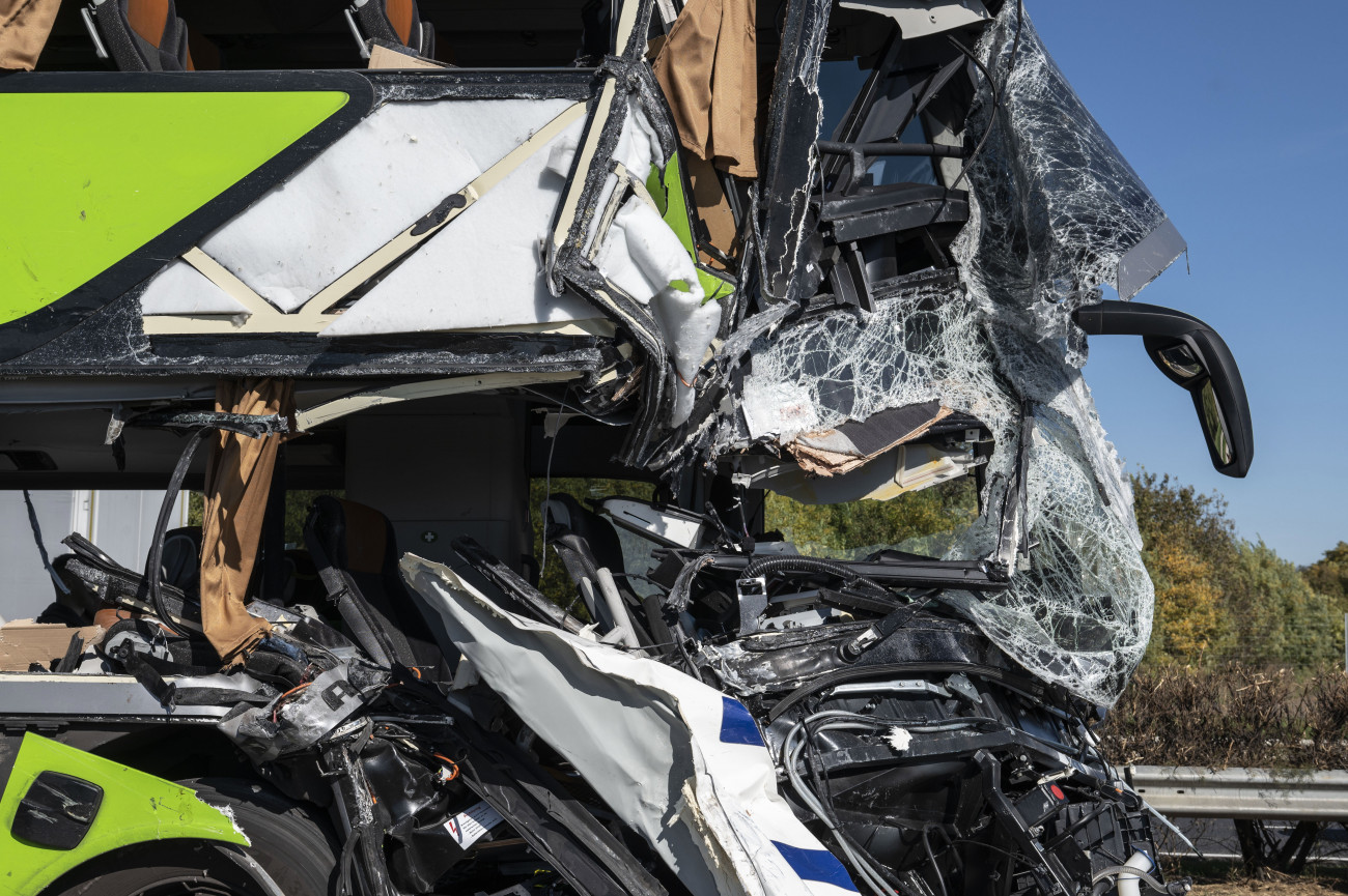 Mocsa, 2022. október 18.
Sérült autóbusz, miután kamionnal ütközött az M1-es autópálya főváros felé vezető oldalán a Komárom-Esztergom megyei Mocsa közelében 2022. október 18-án. A balesetben ketten megsérültek.
MTI/Bodnár Boglárka