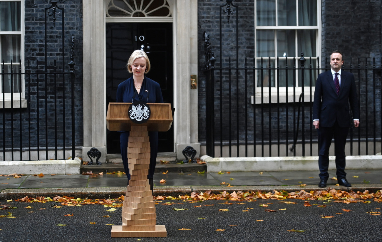 London, 2022. október 20.
Liz Truss brit miniszterelnök bejelenti a lemondását a kormányzó Konzervatív Párt vezetői posztjáról a brit kormányfői rezidenciánál Londonban 2022. október 20-án. A lépés miniszterelnöki tisztségének megszűnését is jelenti.
MTI/EPA/Andy Rain